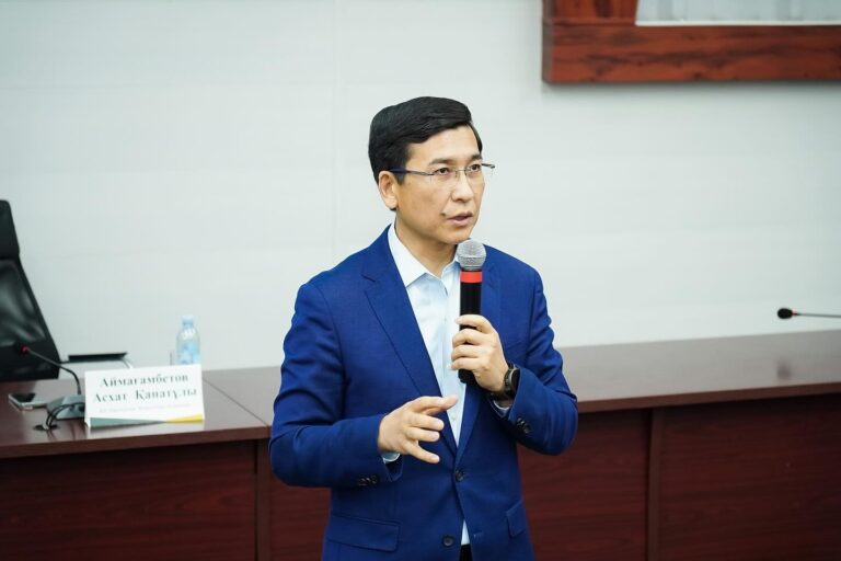 Депутат раскритиковал казахстанских учителей за съемки Reels с детьми