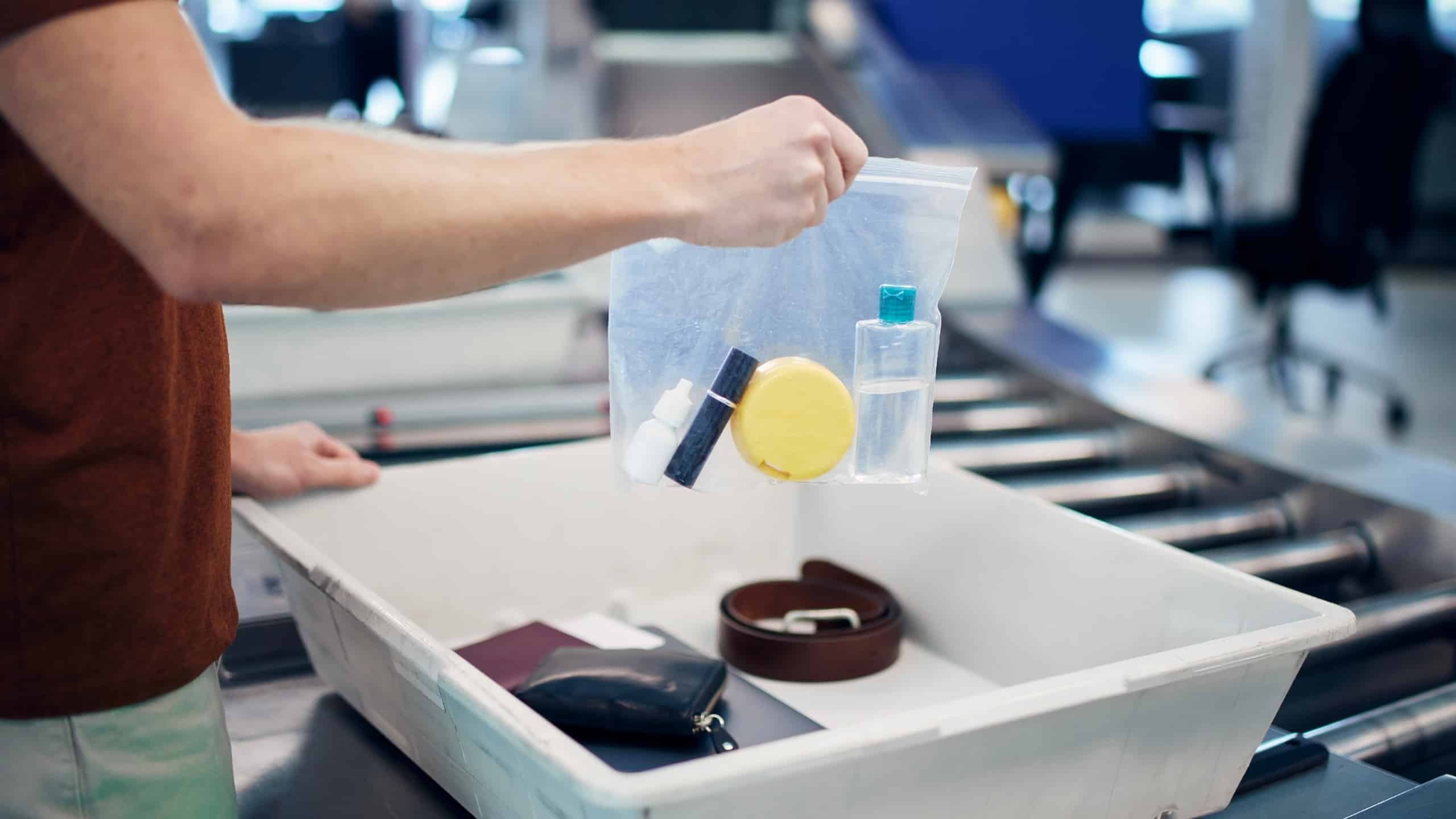 aeroporty-velikobritanii-otmenyayut-limit-na-provoz-zhidkosti-v-razmere-100-ml