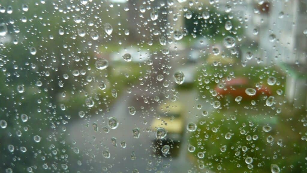 Қазақстанның ірі қалаларында найзағай ойнап, бұршақ жауады