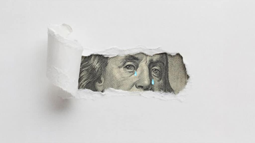 Астанчане теряют интерес к доллару, а у алматинцев он растет