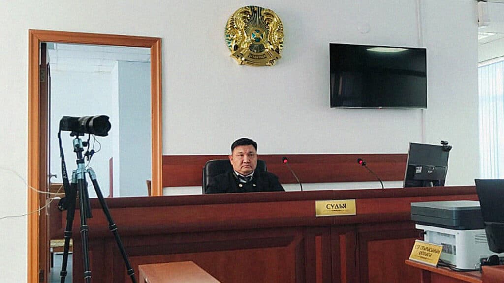 В Шымкенте судья по делу Берденова показал язык участникам процесса