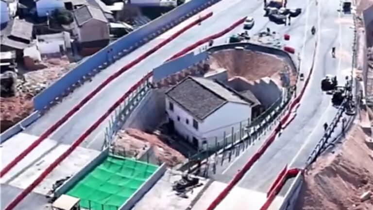 Пенсионер не продал дом за $220 тыс. и теперь живет в центре автомагистрали