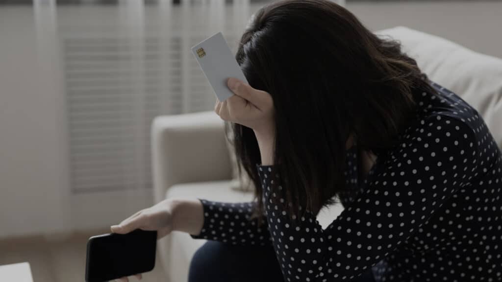 Казахстанцы теряют, храня деньги на карте, пока банки зарабатывают миллиарды