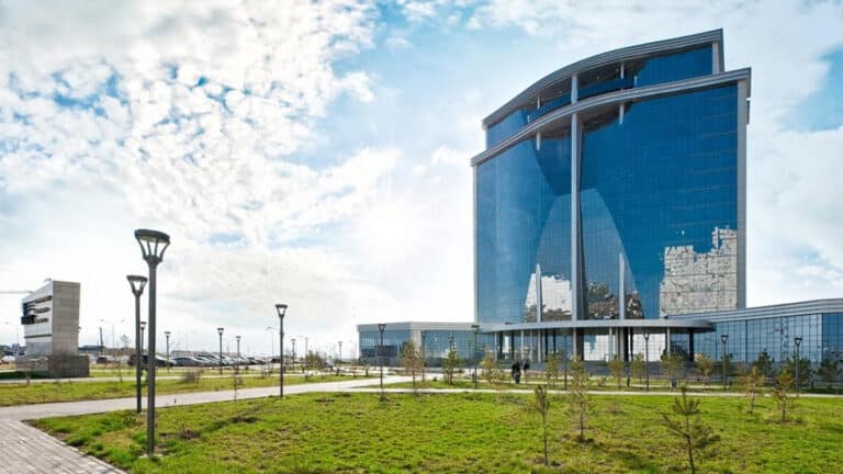 Топ-менеджерам KEGOC увеличили зарплаты на 42,8%