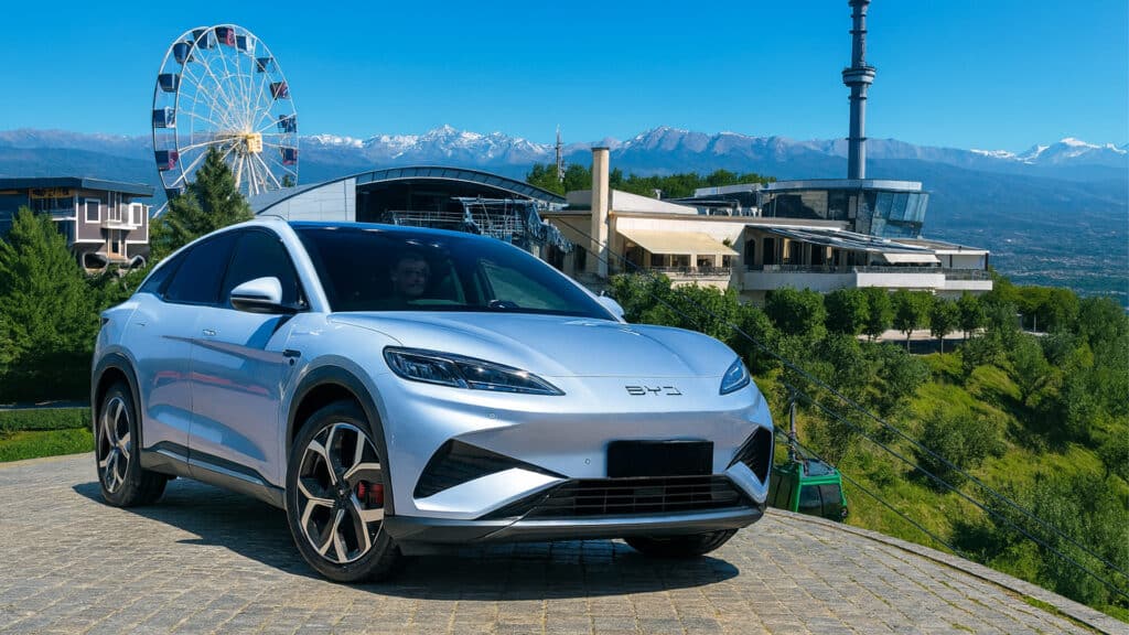 На Кок-Тобе отменили бесплатный въезд для электромобилей из-за таксистов