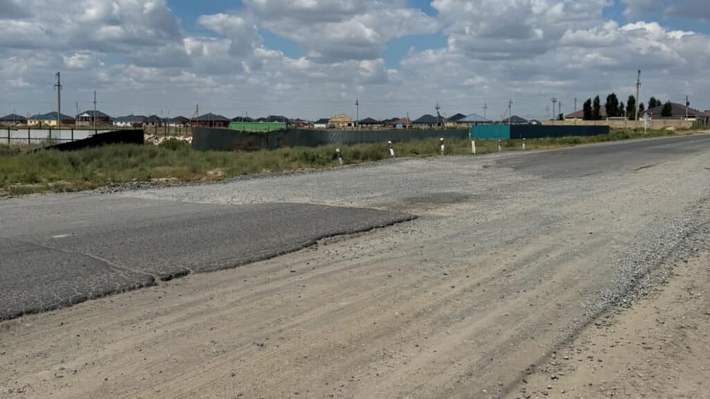 Разрушенную трассу в Атырауской области восстановят спустя год