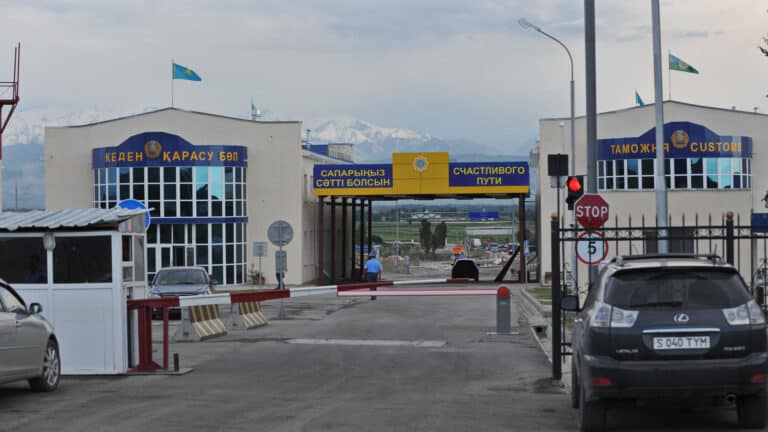 Премьер поручил наказать глав налоговой службы и Комитета автодорог