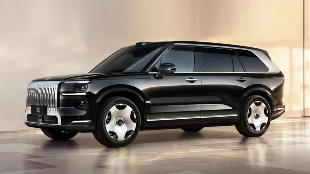 Geely вывела на рынок гибридный Zeekr 9X с рекордным запасом хода