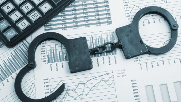 При каком долге будут блокировать счета казахстанцев по новым правилам