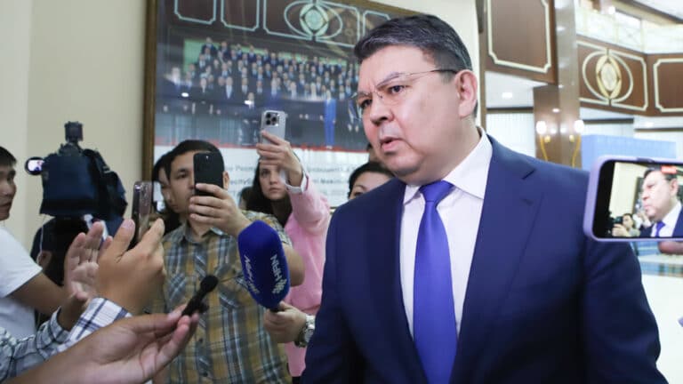 Бозумбаев вел себя необычно на брифинге в Астане