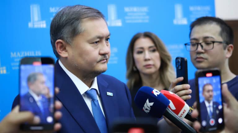 Нурбек поддержал студенток, не допущенных в вуз из-за шорт на юге Казахстана
