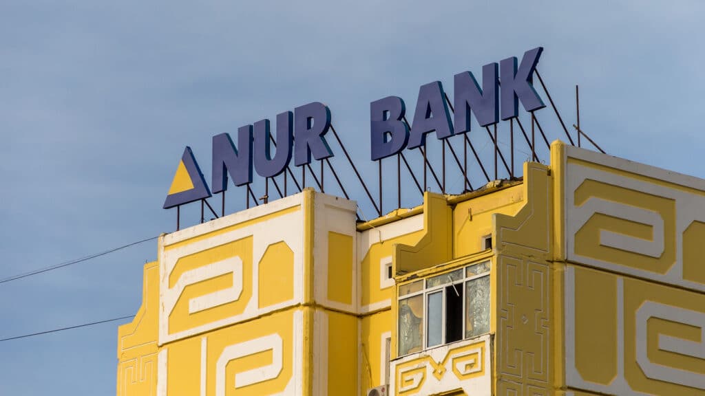 В Нурбанке объяснили покупку десятка доменных имен