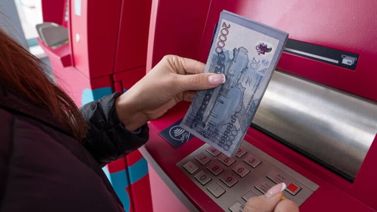 Казахстанцы забирали деньги из трех крупных банков за полгода