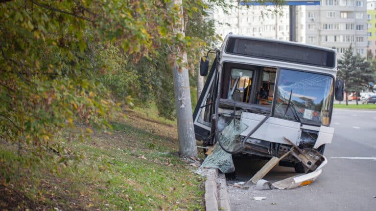 Автобус с людьми опрокинулся в Астане