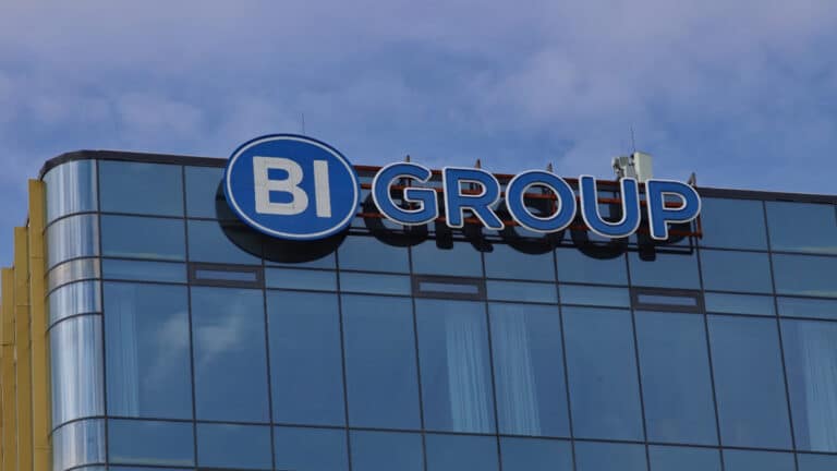 Алматинцы обвинили BI Group в вырубке деревьев на Весновке