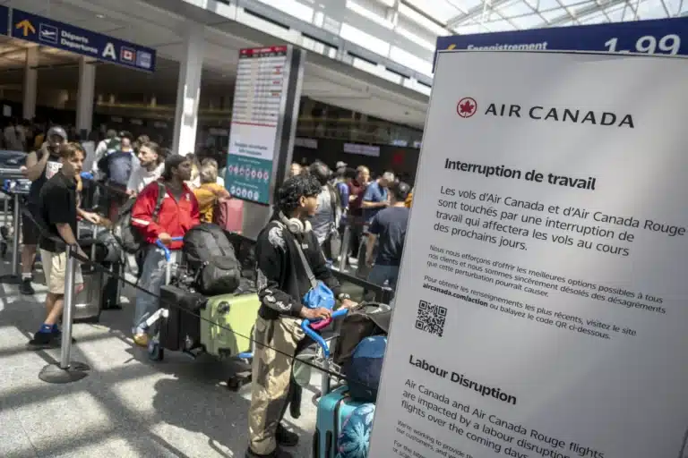 Забастовка бортпроводников Air Canada привела к отмене сотен рейсов