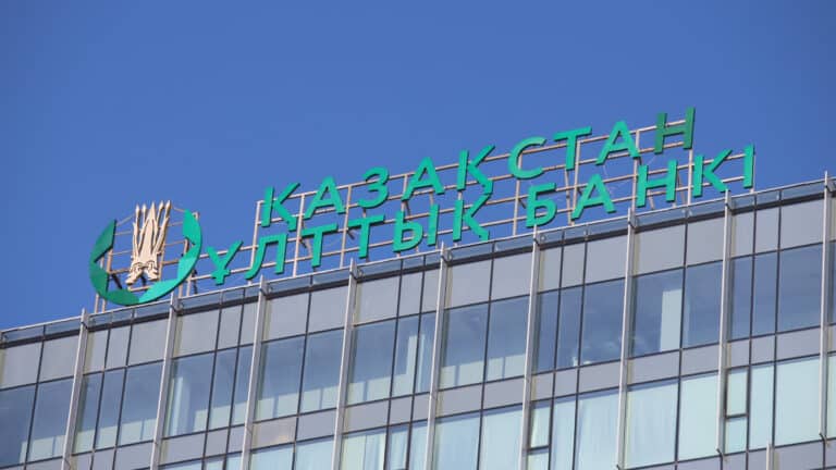 Нацбанк провел интервенции на $125 млн для стабилизации курса тенге