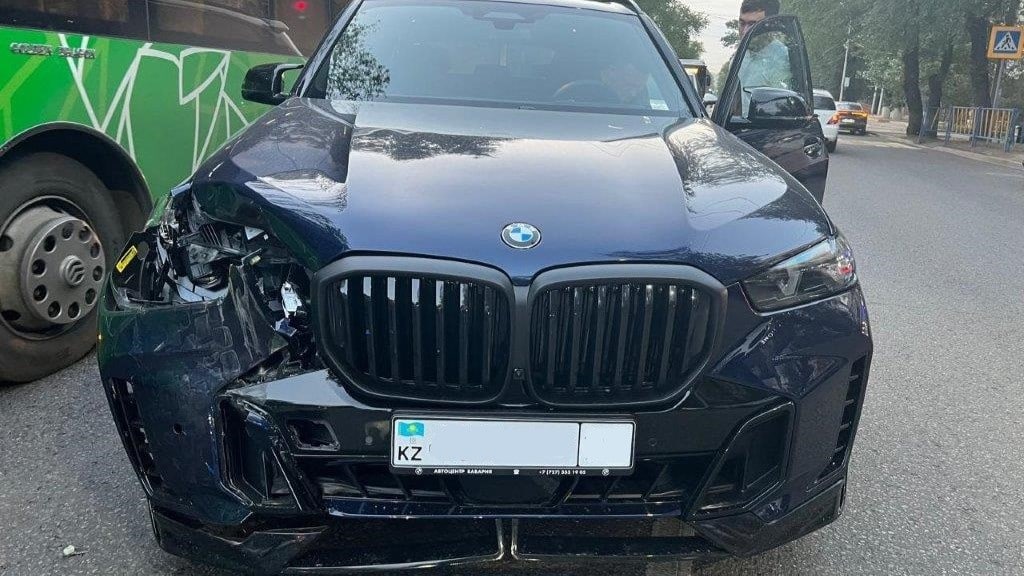11 млн тенге выплатили водителю BMW, защитившему пешеходов в Алматы