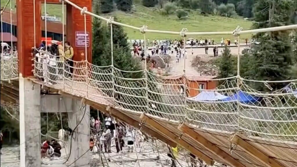 Іле Қазақ өлкесінде аспалы көпір үзіліп, бес адам қаза тапты