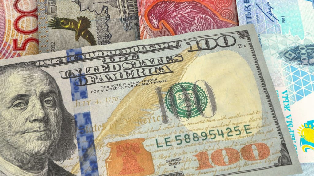 Один из крупнейших банков Казахстана ввел комиссию за прием «старых» долларов