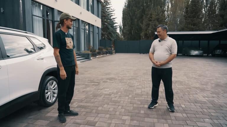Жапаров подарил туристу автомобиль за уборку мусора на Иссык-Куле