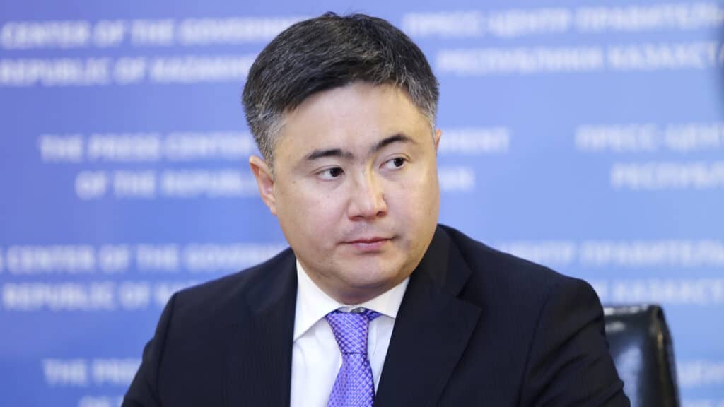 Сулейменов не верит, что казахстанцы получают минимальную зарплату в 85 тыс. тенге