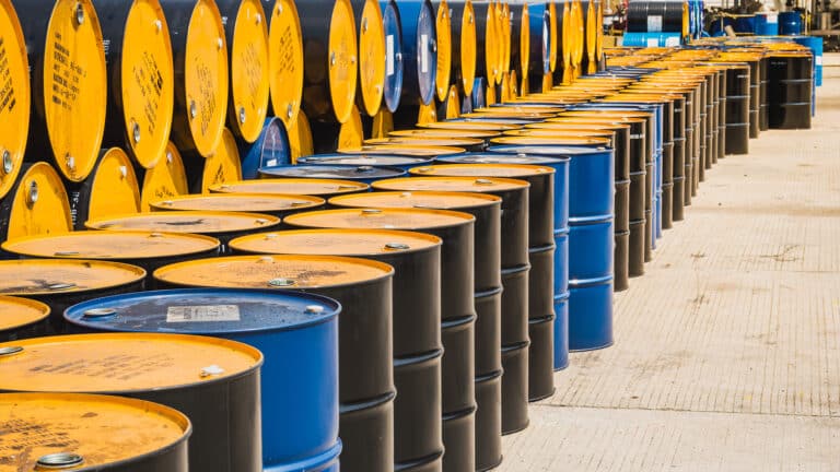 Казахстан стал меньше добывать нефти в июле, но вновь превысил квоту ОПЕК+