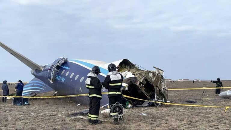Неизвестно каким оружием был поражен самолет AZAL, упавший под Актау