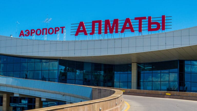 Суды и полиция не могут выгнать арендаторов из аэропорта Алматы