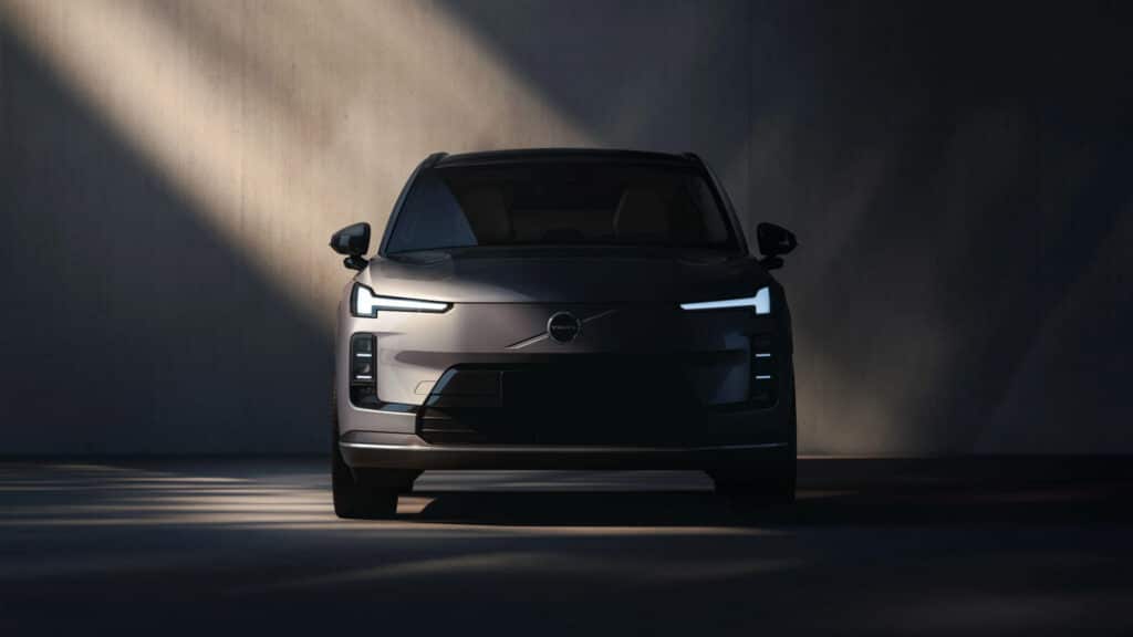 Китайский Volvo XC70 получил три электромотора и 3-ступенчатый гибрид