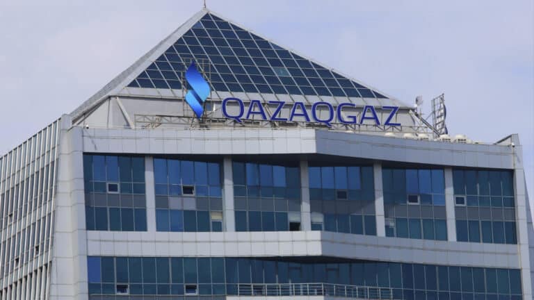 Топ-менеджерам QazaqGaz срезали зарплаты на миллионы тенге