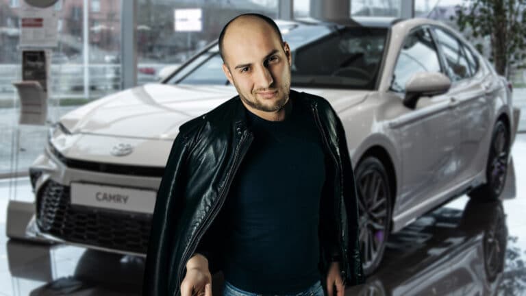 Блогер «Каха» объяснил, чем Toyota Camry XV80 лучше прежнего поколения