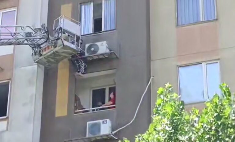 Повисшую на окне пятого этажа женщину спасли в Алматы