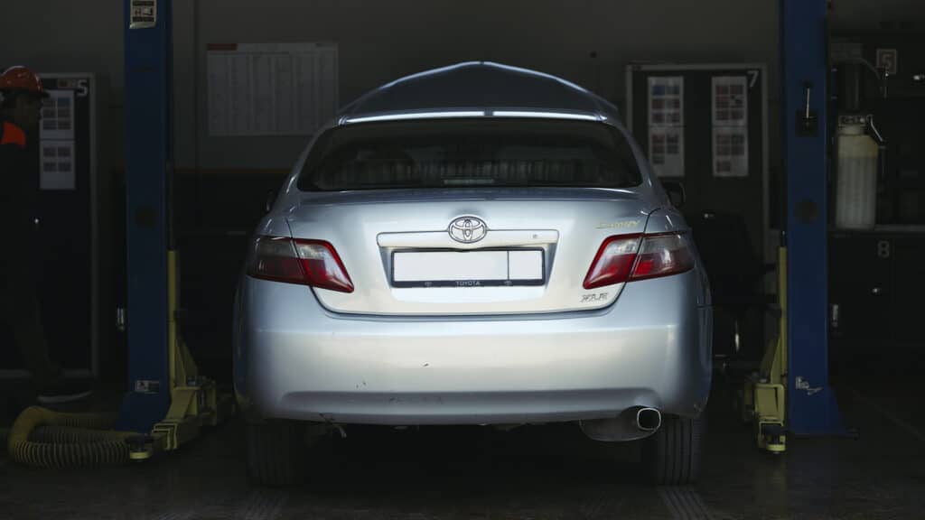 Механик в Алматы оценил состояние Toyota Camry 40 с пробегом 400 тыс. км