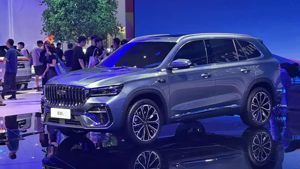 В Сети появились фото Geely Monjaro 2026 на автосалоне в Чэнду