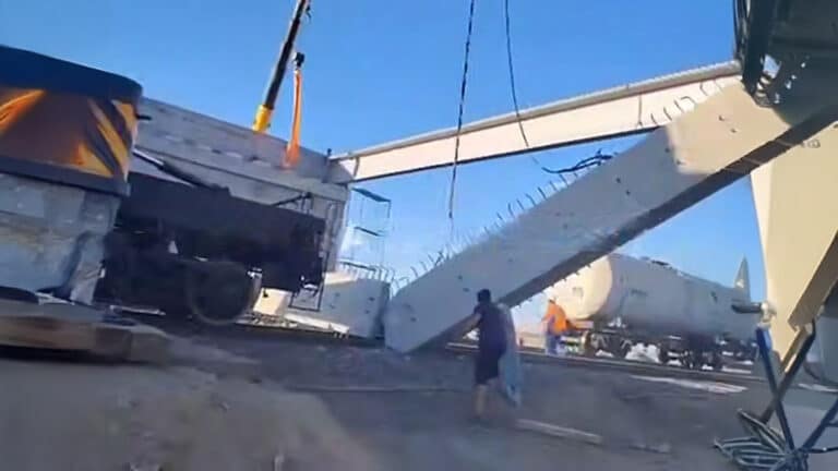 Огромная балка рухнула на рабочих в Карагандинской области