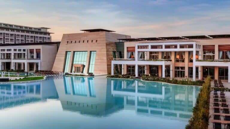 Глава Rixos Hotels Феттах Таминдже заявил, что отдых в Турции дорожает из-за инфляции