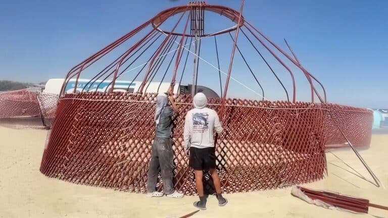 Казахстанская юрта выдержала шторм на Burning Man в Неваде
