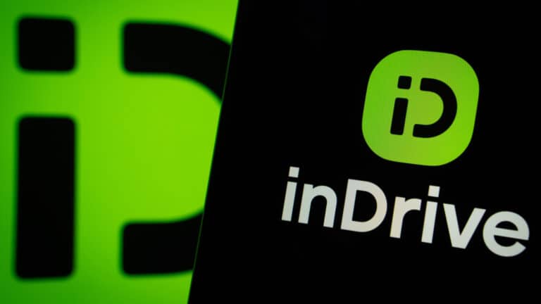InDrive пожизненно забанил таксиста за мастурбацию