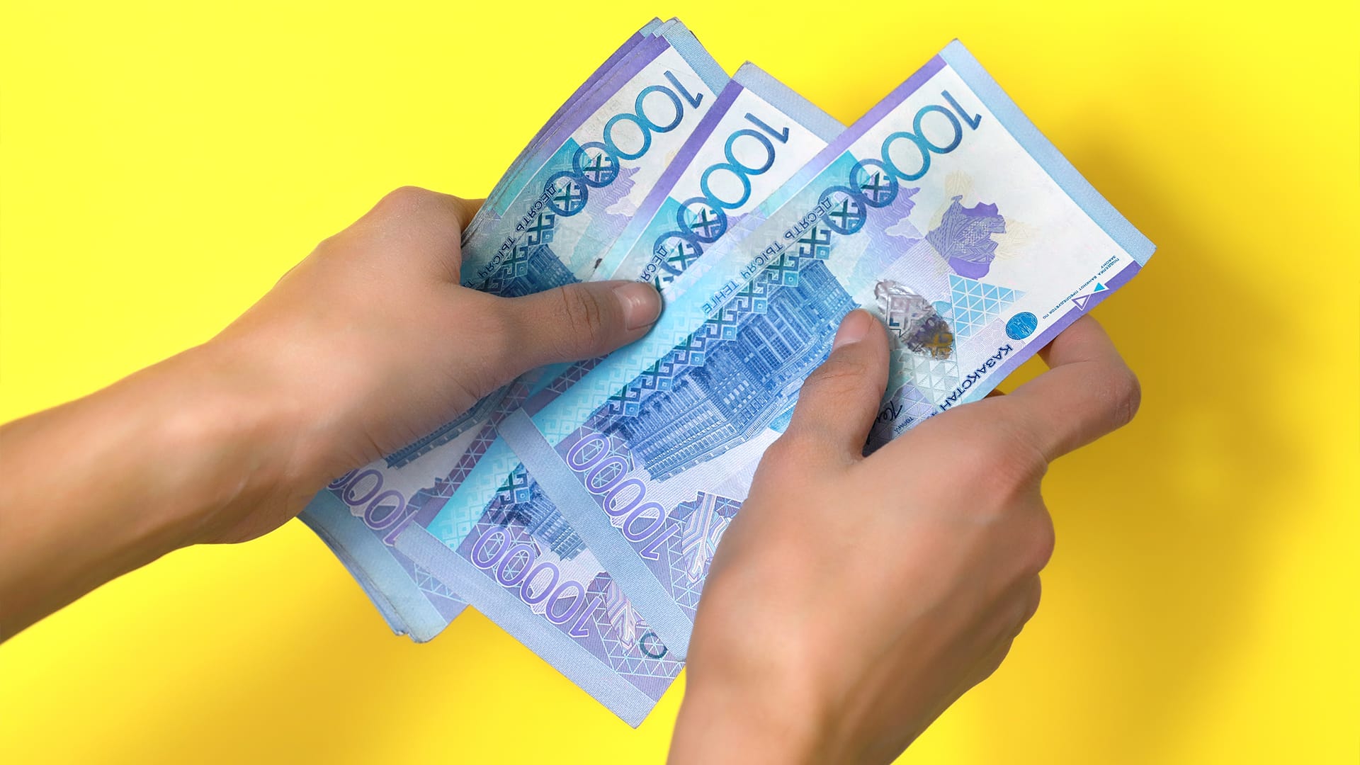 Казахстанцы требуют повысить минимальную зарплату до 200 тысяч тенге