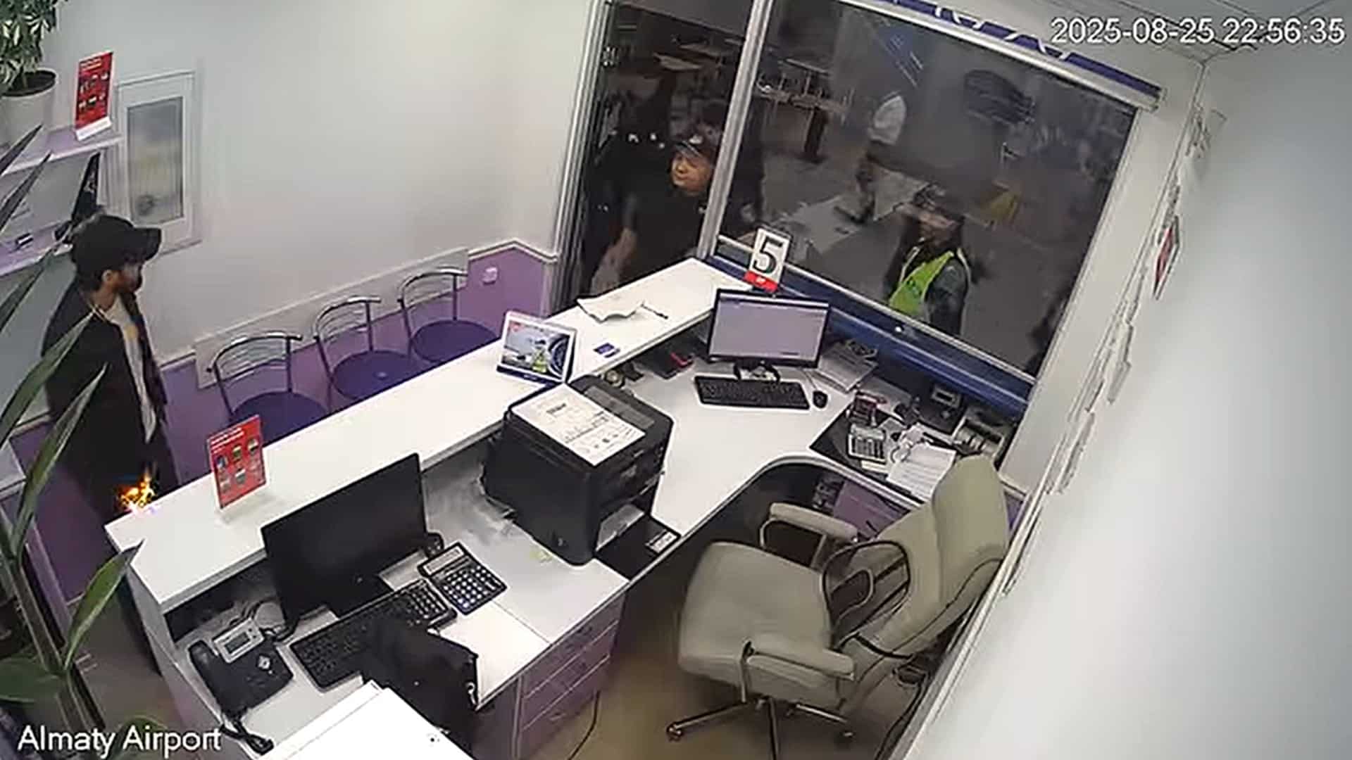 Алматы әуежайында жас жігіттің өзін-өзі өртеу сәті / видеодан алынған скриншот