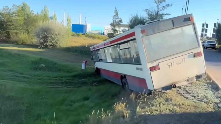Астанада автобус апатқа ұшырап, 14 адам жарақат алды