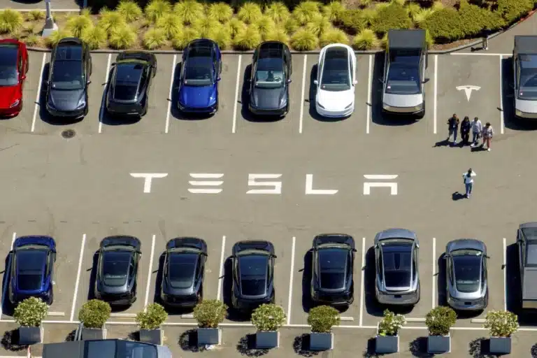 В США начали расследование против Tesla из-за задержек в сообщении о ДТП