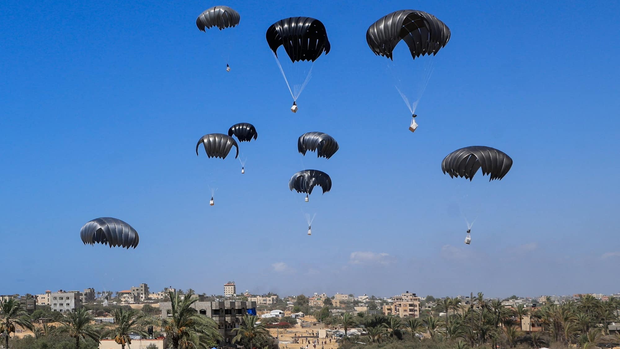 Газа тұрғындарына әуеден тасталған гуманитарлық көмек / фото: REUTERS/Hatem Khaled