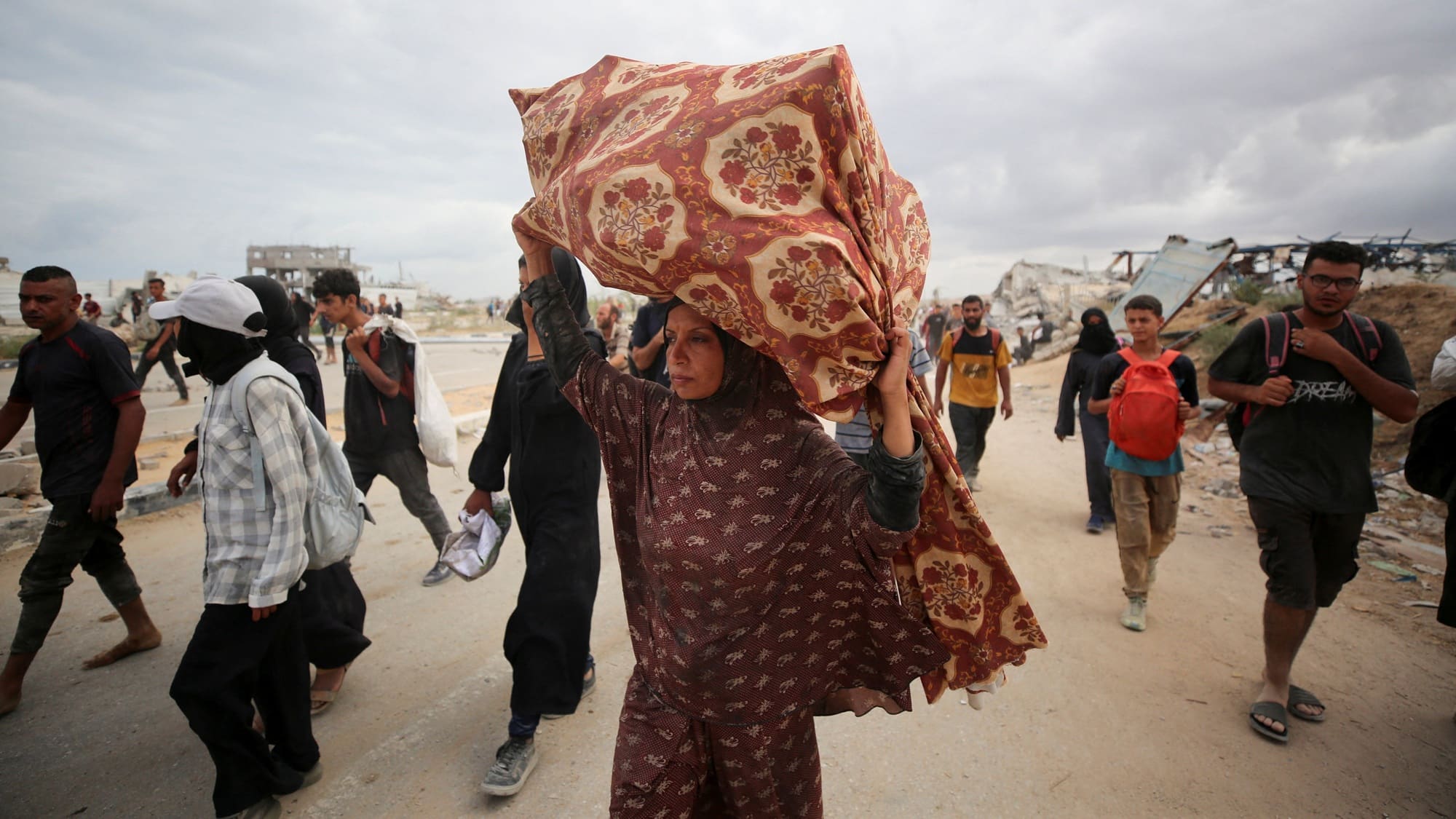 Жүк арқалаған газалық әйел / фото: REUTERS