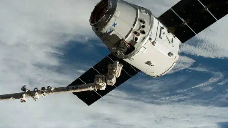 SpaceX отправила в космос груз с едой, стволовыми клетками и 3D-принтером
