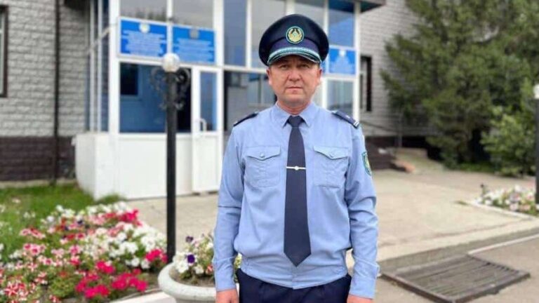 СҚО-да демалыста жүрген полицей суға батып бара жатқан екі адамды құтқарды