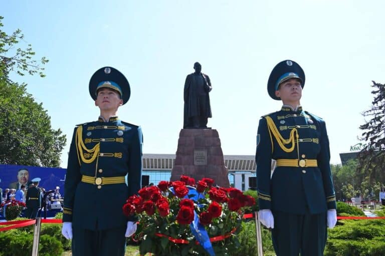 Алматыда Абайдың 180 жылдығына орай ескерткішіне гүл шоқтары қойылды