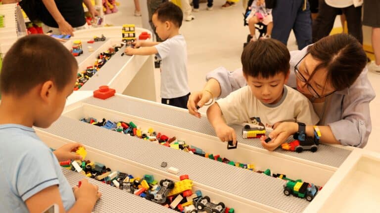 «Азияда бала көп, өмір сүру деңгейі өсті»: Lego саудасы қызып тұр
