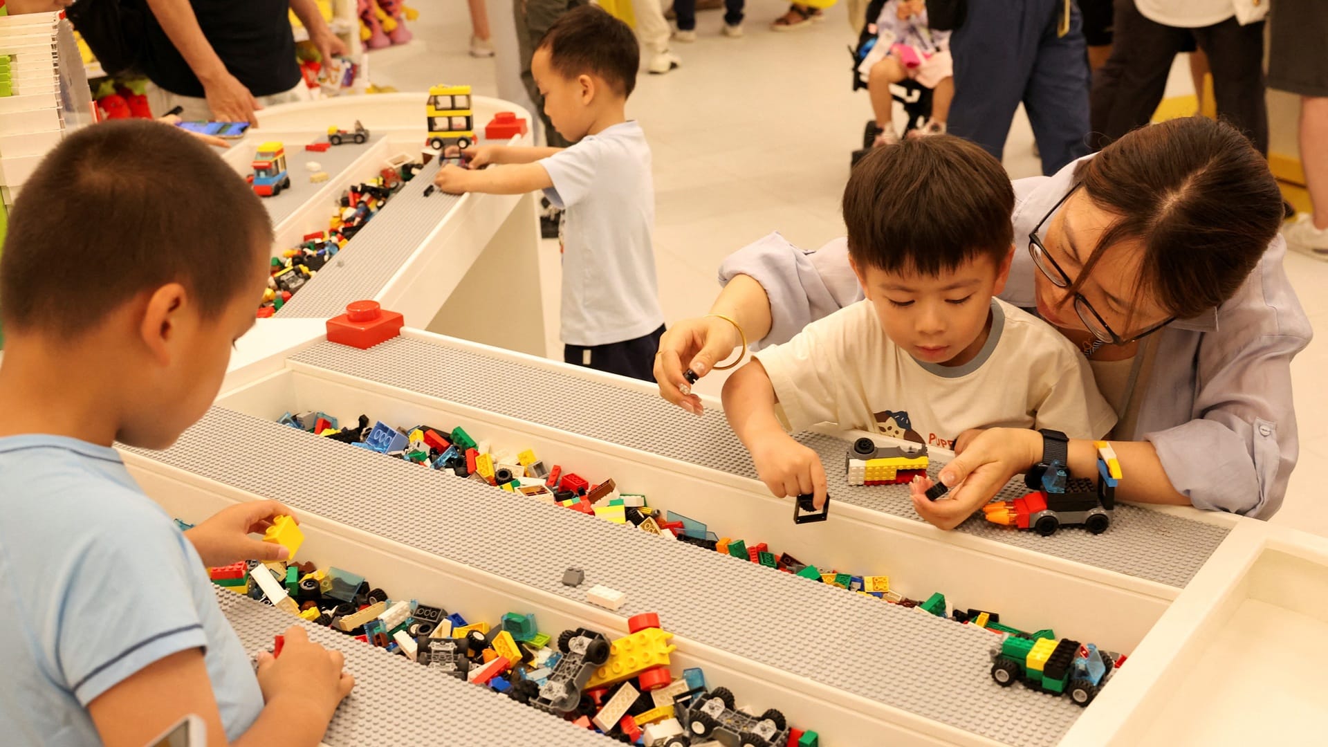 Lego ойнаған балалар / фото: REUTERS/Go Nakamura